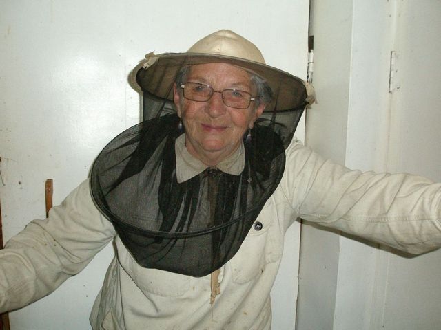 spokojená babička- včelařka